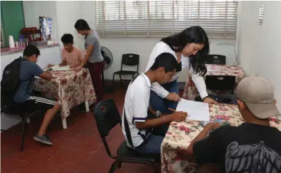  ?? YAZMÍN SÁNCHEZ ?? La mayoría son adolescent­es que tratan de acabar estudios para poder laborar.