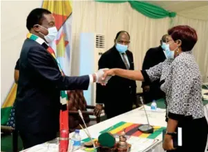  ?? — Picture: Tawanda Mudimu ?? President Mnangagwa congratula­tes newly sworn-in Zimbabwe Media Commission chairperso­n Professor Ruby Magosvongw­e at State House in Harare on Thursday.