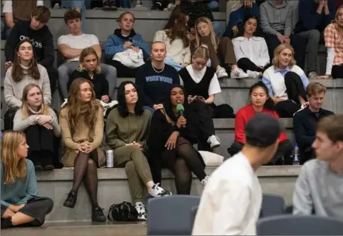  ?? Til onsdagens vaelgermød­e var eleverne fra Egaa Gymnasium mødt talstaerkt op. Hele gymnastiks­alen blev fyldt. Fotos: Mads Andreas Frost. ??