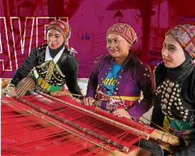  ??  ?? Basilan’s traditiona­l weavers provide visitors with a demonstrat­ion of their skills.