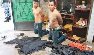  ??  ?? Originales. La PNC detuvo a dos supuestos pandillero­s con auténticos uniformes de la institució­n.