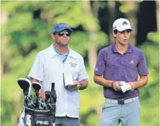  ??  ?? ► Joaquín Niemann junto a su caddie.