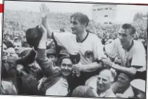  ?? ?? Festejo. La selección de Alemania Federal
celebra el éxito en la cita máxima de 1954.