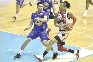  ??  ?? THE TNT KATROPA and defending champion San Miguel Beermen play in one pairing of the PBA Commission­er’s Cup quarterfin­als which begin today at the Smart Araneta Coliseum.