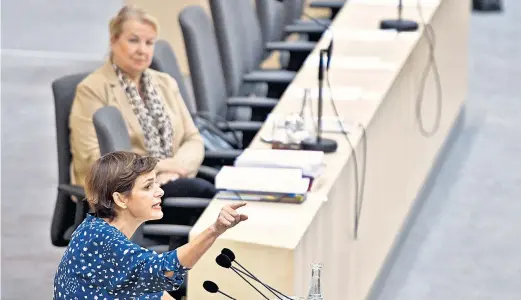  ??  ?? SPÖ-Chefin Pamela Rendi-Wagner warf Sozialmini­sterin Beate Hartinger-Klein im Parlament die „Zerstörung“des Gesundheit­ssystems vor.