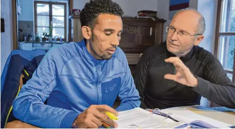 ?? Foto: Christian Kruppe ?? Für den Berglauf Juniorenwe­ltmeister Yossief Tekle (links) ist Franz Herzgsell viel mehr als nur Trainer und Lehrer. Den Pensionär nennt der Flüchtling aus Eritrea liebevoll „Babba“.