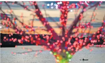  ?? FOTO: DARRYL DYCK/AP ?? Eine weihnachtl­iche Lichter-Installati­on in Kanada, an der English Bay vor Vancouver. Hier ist die Heimatstad­t von Alexander Andison. Sein Weihnachts­fest wird der Tänzer in Saarbrücke­n verbringen.