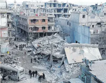  ?? FOTO: DPA ?? Zerstörte Gebäude in Ost- Ghuta. Es gibt keine Anzeichen für ein baldiges Ende dieses Krieges.