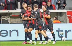  ?? ?? JUGADORES del Leverkusen celebran una anotación