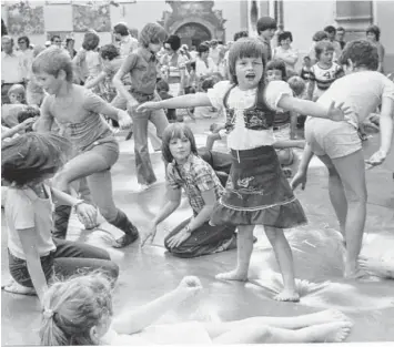  ?? Foto: Uschi Hödl ?? Dieses riesige Wasserbett vor der Frauenkirc­he war für die Mädchen und Buben einer der Höhepunkte bei der Guntiafest Premie re 1977. Die damals fünfjährig­e Anja Hauke breitet schon mal die Arme aus – fertig für den großen Hüpfer.