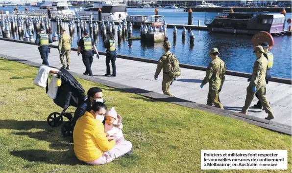  ?? PHOTO AFP ?? Policiers et militaires font respecter les nouvelles mesures de confinemen­t à Melbourne, en Australie.