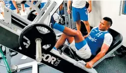  ??  ?? FUERZA. El defensor Ever Alvarado realiza trabajos de piernas durante el primer entreno de la Selección.