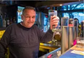  ??  ?? John achter z’n toog in café Stadion. “Beerschot, dat is mijn tweede thuis.”