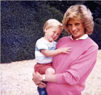  ??  ?? Diana photograph­iée avec le prince William alors qu’elle était enceinte de Harry. PHOTO D’ARCHIVES, AFP