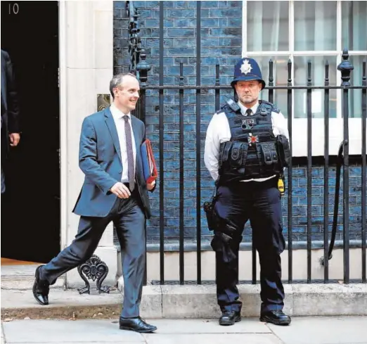  ?? REUTERS ?? El ministro para el Brexit Dominic Raab y Chris Grayling abandonan Downing Street en Londres