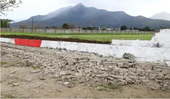  ?? Foto: Kristy Kolberg ?? ‘n Groot gedeelte van die muur rondom die Rosemoor-stadion is omgewaai.