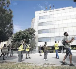  ?? ALEJANDRO GARCÍA ?? Personas manifestán­dose frente a las oficinas del SEPE en Barcelona.