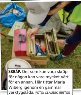  ?? FOTO: CLAUDIO BRITOS ?? SKRÄP. Det som kan vara skräp för någon kan vara mycket värt för en annan. Här tittar Maria Wiberg igenom en gammal verktygslå­da.