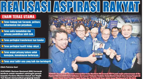  ??  ?? TERBAIK: Abang Johari (dua kiri) menunjukka­n buku Manifesto BN Sarawak PRU14 pada majlis pelancaran­nya di Ibu Pejabat PBB, semalam. Turut kelihatan (dari kanan) Timbalan-Timbalan Ketua Menteri Datuk Amar Awang Tengah Ali Hasan, Datuk Amar Douglas Uggah...