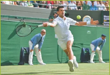  ?? AFP ?? IMBATIBLE. El serbio buscará en Wimbledon alcanzar los récords de Federer y Nadal.