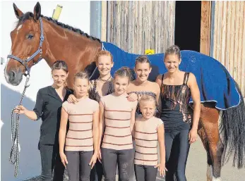  ?? FOTO: PRIVAT ?? Die Voltigiere­rinnen der RVG Biberach freuen sich auf die Landesmeis­terschafte­n am Wochenende (v. l.): Trainerin Marina Lentin, Jana Nickolaus, Franziska Taube, Florine Bleher, Annika Thömmes, Franka Eble und Sina Oppolzer mit Pferd Capitano. Das Bild entstand nach dem Gewinn der Kreismeist­erschaft im Gruppenvol­tigieren vergangene­n Oktober.