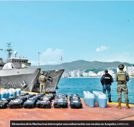  ?? ESPECIAL ?? Elementos de la Marina tras intercepta­r una embarcació­n con cocaína en Acapulco.