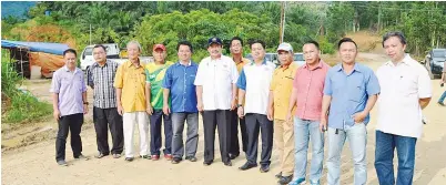  ??  ?? EWON (enam kiri) bersama rombongan di kawasan pembinaan jalan raya Bongkud Mansalu.