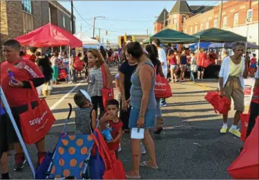  ?? CAROL HARPER — THE MORNING JOURNAL ?? Friends and families gather at a block party Sept. 22, at El Centro at 2800 Pearl Ave. in Lorain.