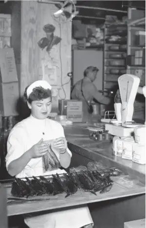  ?? Foto: NTB/Scanpix ?? Varehandel i Norge har endret seg mye siden ekspeditri­sene veide opp mel og pakket røkt fisk i en kolonialbu­tikk i Oslo i 1953.