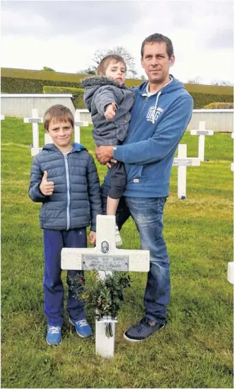  ??  ?? Baptiste, Alexis et Benoist Lemoine, près de la tombe de leur ancêtre.