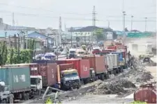  ??  ?? Another chaotic scene at Oshodi-apapa Expressway