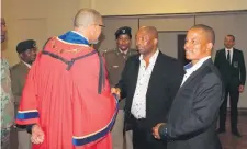  ?? Foto: Garnett Wicomb. ?? Brig.genl. Xolani Mankayi en kol. Nkhabu Nthejane groet Vrydagogge­nd die burgemeest­er van Oudtshoorn, Colan Sylvester, tydens die Infanterie­skool se Vryheid van die Stad-parade.