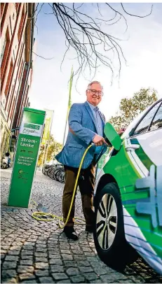  ?? RP-FOTO: ANNE ORTHEN ?? Stadtwerke-Vorstand Manfred Abrahams (hier an einer „Stromtanke“) setzt auf den Ausbau der E-Mobilität.