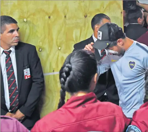  ??  ?? HERIDO. Pablo Pérez, capitán de Boca, entrando en el estadio con un parche en el ojo después de su visita al hospital..