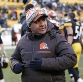  ?? KEITH SRAKOCIC — ASSOCIATED PRESS ?? Hue Jackson walks off the field after a 28-24 loss to the Steelers in Pittsburgh.