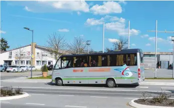  ?? FOTO: MAB ?? Ähnlich wie dieser Bus an der Haltestell­e beim Westhausen­er Rathaus könnte auch Bopfingens neuer Stadtbus aussehen.