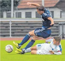  ?? FOTO: FLORIAN WOLF ?? Nico di Leo (rechts) spielt mit dem VfB Friedrichs­hafen gegen Dotternhau­sen, Robin Hettel hat mit dem FV Ravensburg II den FC Mengen zu Gast.