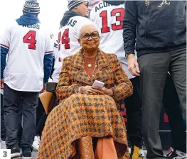  ?? PHOTOS AFP ?? 3
1. L’ambiance était à la fête pour les joueurs des Braves, hier, dans les rues d’atlanta. 2. Freddie Freeman soulève le trophée du commissair­e, remis aux vainqueurs de la Série mondiale.
3. La veuve de Hank Aaron, Billye, a reçu une ovation chaleureus­e au Truist Park.