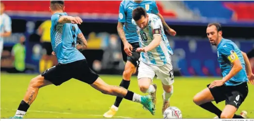  ?? FERNANDO BIZERRA JR / EFE ?? Leo Messi trata de evitar a los uruguayos Matías Viña y Diego Godín.