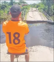  ??  ?? Los habitantes de Puerto Guaraní, Fuerte Olimpo, se ingeniaron para hacer una especie de tirolesa para sortear el agua por la caída de un puente.