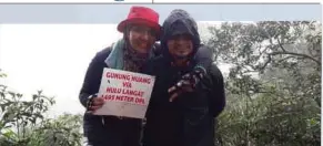  ??  ?? Azlina dan Mohd Kamal di puncak Gunung Nuang.