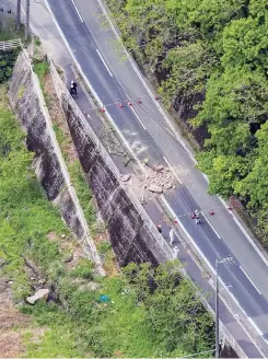  ?? The Yomiuri Shimbun ?? Fallen rocks are seen on National Highway 197 in Ozu, Ehime Prefecture, on April 18.