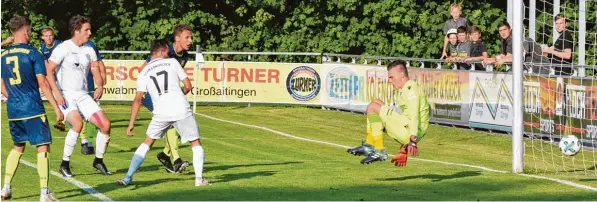  ?? Fotos: Christian Kruppe, Norbert Staub ?? Löwen Keeper Tom Kretzschma­r machte beim 4:0 durch Serhat Örnek (rechts im weißen Trikot) keine gute Figur.