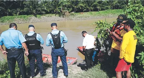  ?? FOTOS: EL HERALDO ?? El cuerpo de Carlos Adolfo Mencía, de 14 años, fue descubiert­o flotando a la orilla del río Chamelecón, a la altura de la aldea El Higo.