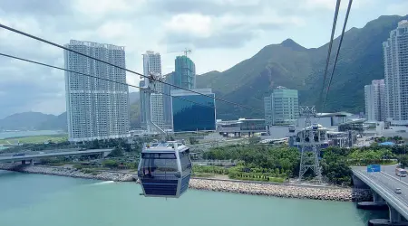  ??  ?? Funivia
Uno degli impianti di Leitner di Vipiteno a Hong Kong: collega la città a Ngong Ping in venti minuti per ammirare la statua del Buddha