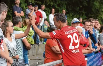  ?? Foto: Szilvia Izsó ?? Fußball Profi Robert Strauß kehrte am Donnerstag in die Rieser Heimat zurück. Der 31 Jährige, der beim Zweitligis­ten 1. FC Hei denheim spielt, war mit seiner Mannschaft in Reimlingen zu Gast.