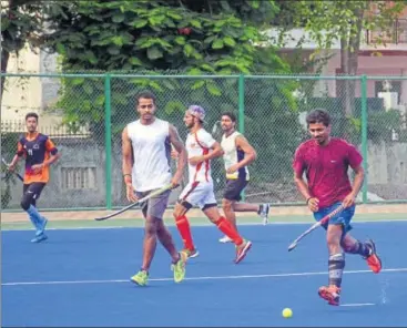  ?? HT PHOTO ?? Uttar Pradesh players during a training session on the eve of their quarterfin­al match in Lucknow on Thursday.