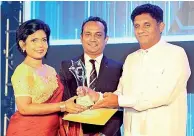  ??  ?? LOLC Life Assurance Sales Head Nadika Opatha receiving the National Sales Manager Award from Housing and Constructi­on Minister Sajith Premadasa