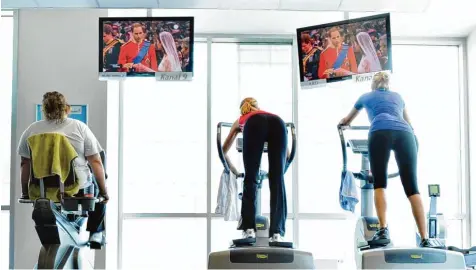  ?? Foto: Julian Stratensch­ulte, dpa ?? So sieht der Freizeitsp­ort unserer Tage aus: Frauen im Fitnessstu­dio beim Betrachten der königliche­n Hochzeit in England vor sechs Jahren.