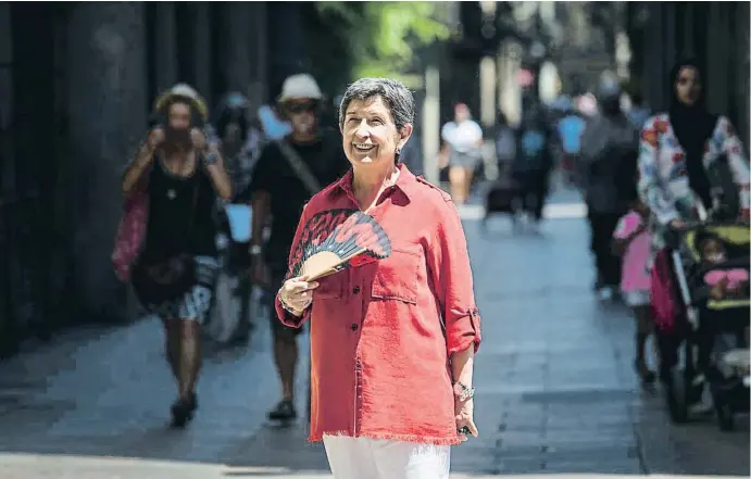  ?? ANA JIMÉNEZ ?? Cunillera bromea con un abanico, en la calle Elisabets de Barcelona, ciudad en la que se instalará a partir de septiembre, después de pasar media vida entre Lleida y Madrid